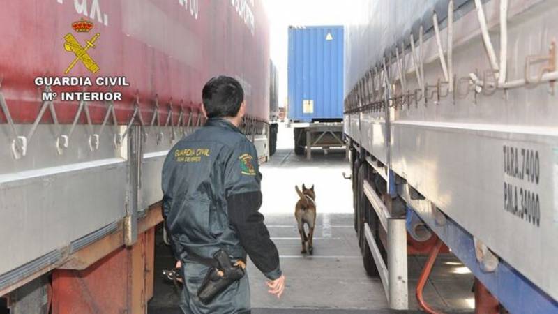 La Guardia Civil busca personas ocultas en camiones (Guardia Civil) La Guardia Civil busca personas ocultas en camiones (Guardia Civil)
