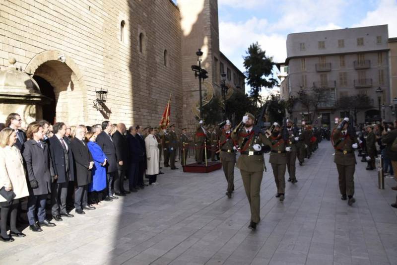 Desfile entre el Palacio de la Almudaina y la catedral de Palma. Desfile entre el Palacio de la Almudaina y la catedral de Palma.