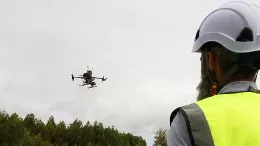 Un dron de del sistema Dronfinder en vuelo.