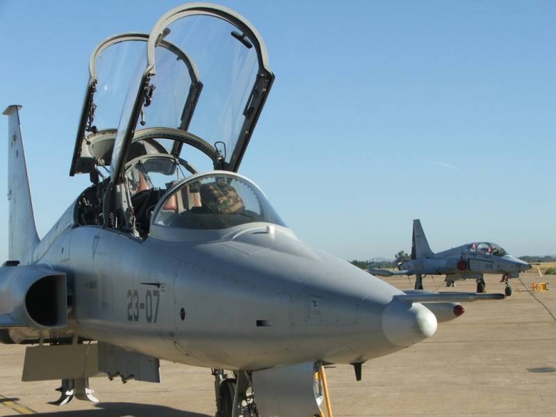 F-5 con sus asientos eyectables visibles (Ejército del Aire y del Espacio) F-5 con sus asientos eyectables visibles (Ejército del Aire y del Espacio)