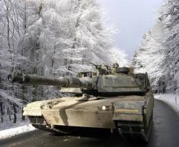 Uno de los carros de combate Abrams (modelo M-1A1SAs) circulando por las nevadas tierras ucranianas.