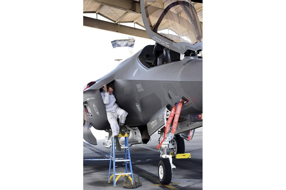 Un mecánico saliendo por una de las entradas de aire del motor de un F-35A. (Foto USAF) Un mecánico saliendo por una de las entradas de aire del motor de un F-35A. (Foto USAF)