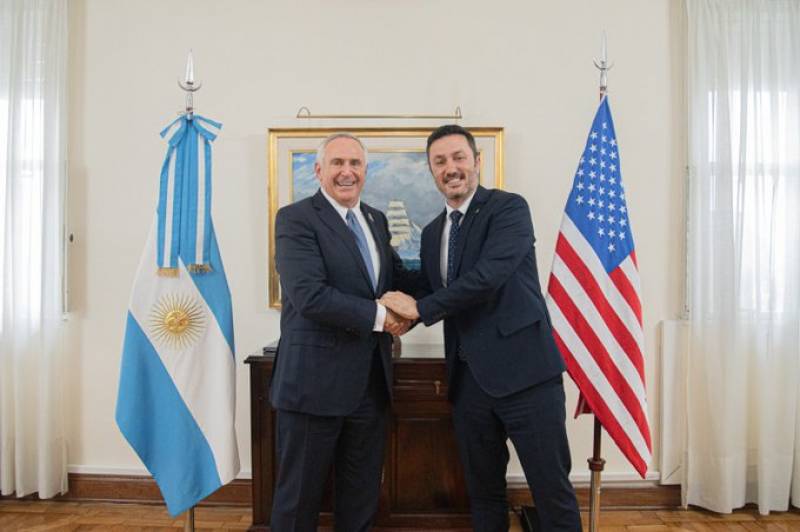El embajador de Estados Unidos en Argentina, Marc Stanley, y el ministro de Defensa de Argentina, Luis Petri. El embajador de Estados Unidos en Argentina, Marc Stanley, y el ministro de Defensa de Argentina, Luis Petri.