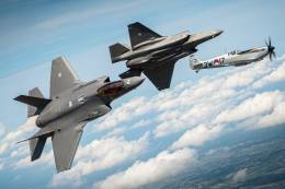 Dos F-35A de la Fuerza A�rea de los Pa�ses Bajos volando en formaci�n con un �Spitfire�.  (foto: Base A�rea de Leeuwarden)
