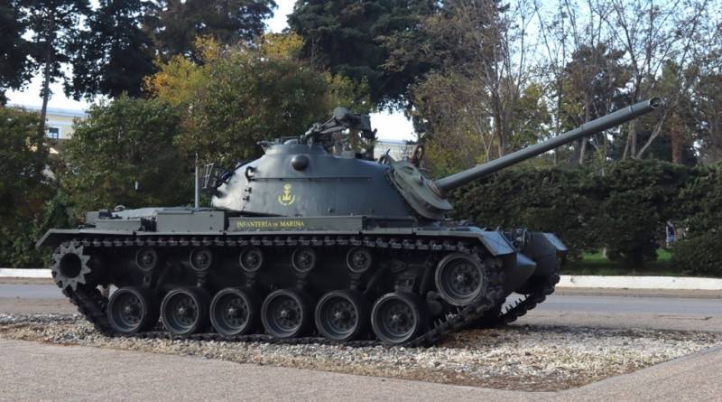 Vista lateral del M-48E que se conserva en el acuartelamiento de la BRIMAR/TEAR. (Foto Julio Maz)