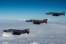 Formaci�n de aviones de combate F-4E-2020 �Terminator� de la Fuerza A�rea de Turqu�a. (foto OTAN)