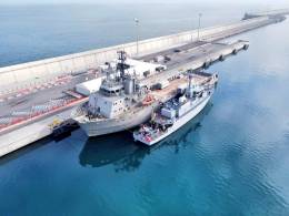 El buque de mando/apoyo �Iraklis� (izquierda) abarloado al cazaminas �Lyre�. (foto SNMCMG1)