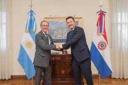Petri (a la derecha), y Gonzlez, ministro de Defensa de Argentina y Paraguay.