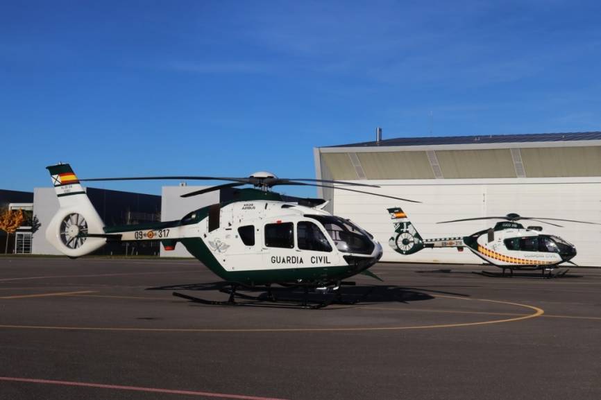 En esta imagen se puede ver el cambio de esquema de pintura de los helicópteros del SAER, el de primer plano lleva el antiguo.