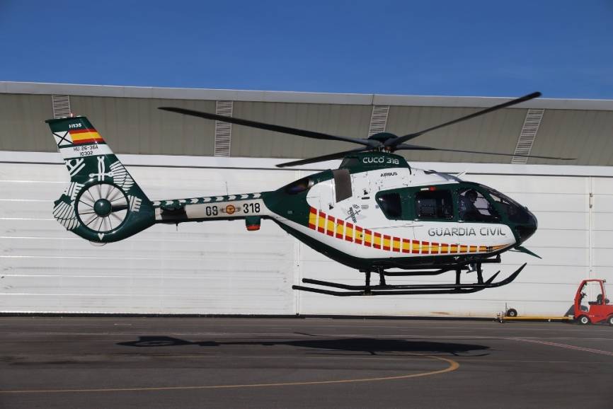Uno de los nuevos H135 hace un vuelo estacionario frente al gran hangar del base del SAER de Torrejón de Ardoz. (Madrid).