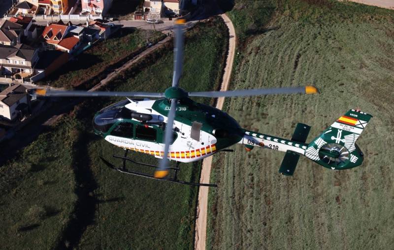 Los helicópteros son un medio fundamental para que la Guardia Civil pueda asistir y proteger a la población en el amplio ámbito rural que tiene asignado. Los helicópteros son un medio fundamental para que la Guardia Civil pueda asistir y proteger a la población en el amplio ámbito rural que tiene asignado.