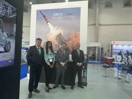 Juilo Estrella director general de Milanion NTGS, Elaine Correia, presidenta de NTGS, Joao Leite, CEO y presidente de Avibras y Marcos Agmar L Souza, responsable de ventas de Avibras en Oriente Medio (NTGS).