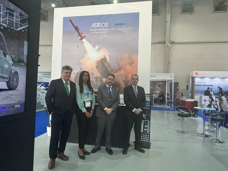 Juilo Estrella director general de Milanion NTGS, Elaine Correia, presidenta de NTGS, Joao Leite, CEO y presidente de Avibras y Marcos Agmar L Souza, responsable de ventas de Avibras en Oriente Medio (NTGS). Juilo Estrella director general de Milanion NTGS, Elaine Correia, presidenta de NTGS, Joao Leite, CEO y presidente de Avibras y Marcos Agmar L Souza, responsable de ventas de Avibras en Oriente Medio (NTGS).