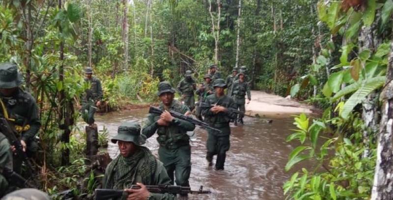 Unidades de combate durante patrulla en la selva Amazónica. (Foto: CEOFANB). Unidades de combate durante patrulla en la selva Amazónica. (Foto: CEOFANB).