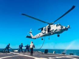 El helicptero MH-60R de la US Navy eleva la manguera pata repostar desde una fragata espaola. (Foto Armada espaola)