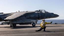 Un Harrier II del USMC armado con misiles AMRAAM despegando del USS �Bataan� (foto US Navy)