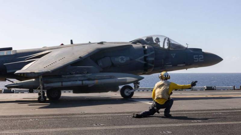 Un Harrier II del USMC armado con misiles AMRAAM despegando del USS “Bataan” (foto US Navy) Un Harrier II del USMC armado con misiles AMRAAM despegando del USS “Bataan” (foto US Navy)