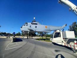 El helicptero SH-3D 01-501 es izado durante su proceso de traslado a la Base Frum de Rota. (foto Armada)