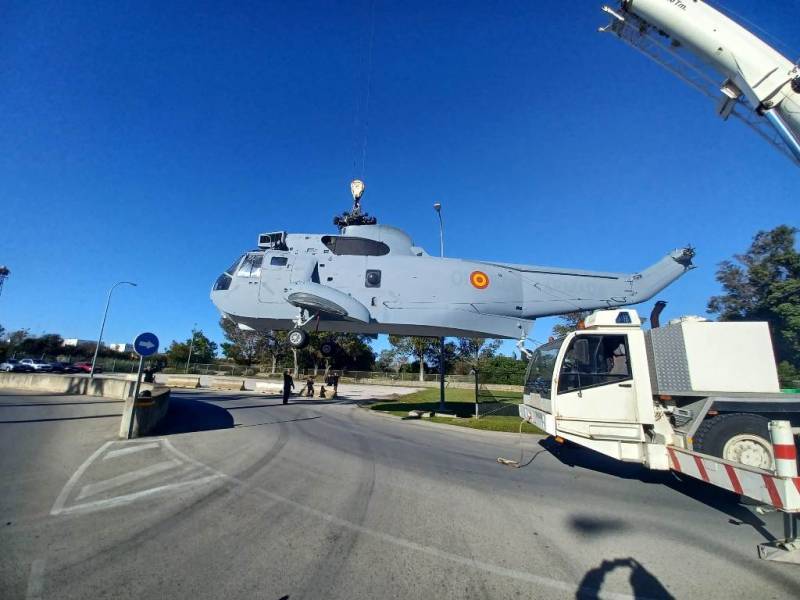 El helicóptero SH-3D 01-501 es izado durante su proceso de traslado a la Base Fórum de Rota. (foto Armada) El helicóptero SH-3D 01-501 es izado durante su proceso de traslado a la Base Fórum de Rota. (foto Armada)
