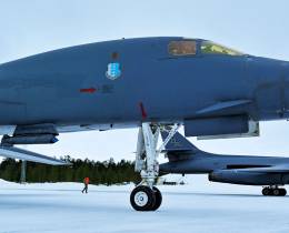 Los dos B-1B de los Estados Unidos desplegados en la base a�rea de Kallax.  (foto USAF)