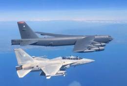 El gigantesco B-52H de la USAF escoltado por uno de los peque�os FA-50 filipinos.  (foto Fuerza A�rea de Filipinas)