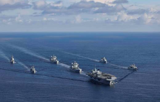Formación naval encabezada por el portaaviones “Prince of Wales”, el navío más a la izquierda es la fragata “Cristóbal Colón”.  (foto Royal Navy)