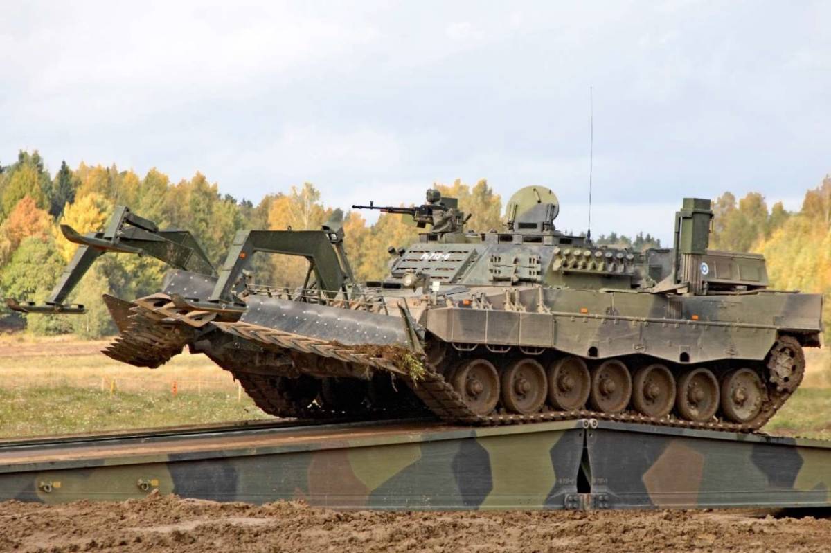 El Leopard 2 convertido para apertura de brechas en campos minados. Se aprecian los equipos específicos y la superestructura modificada (Patria) El Leopard 2 convertido para apertura de brechas en campos minados. Se aprecian los equipos específicos y la superestructura modificada (Patria)