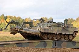 El Leopard 2 convertido para apertura de brechas en campos minados. Se aprecian los equipos específicos y la superestructura modificada (Patria)