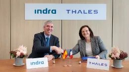 Pascale Sourisse, vicepresidenta ejecutiva de Desarrollo Internacional de Thales, junto a Jos Vicente de los Mozos, consejero delegado de Indra. Foto: Thales