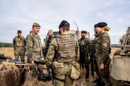 El teniente general durante su visita a las tropas espaolas participantes en el Brilliant Jump 24, en el que aparece el RAPTAR S. (JFCBS)