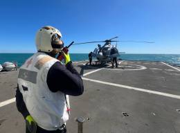 Uno de los H135 P3H Nival de la Armada espaola tomando en la cubierta de vuelo del BAM Meteoro. (foto Armada espaola)