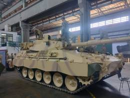 Conociendo el carro de combate que deberan operar en el futuro.