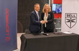 Acto de firma del acuerdo entre Bell y Leonardo entre Lisa Atherton y Gian Piero Cutillo.