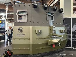 La parte frontal ofrece 8,75 m2 de cobertura y hace que este escudo robtico sea especialmente contundente, verstil y disuasor. (Octavio Dez Cmara)