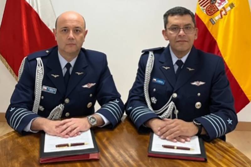 Coronel de Aviacin (A) Rodrigo Zeballos, a la izquierda, junto al Coronel de Aviacin (A) Gabriel Figueroa.