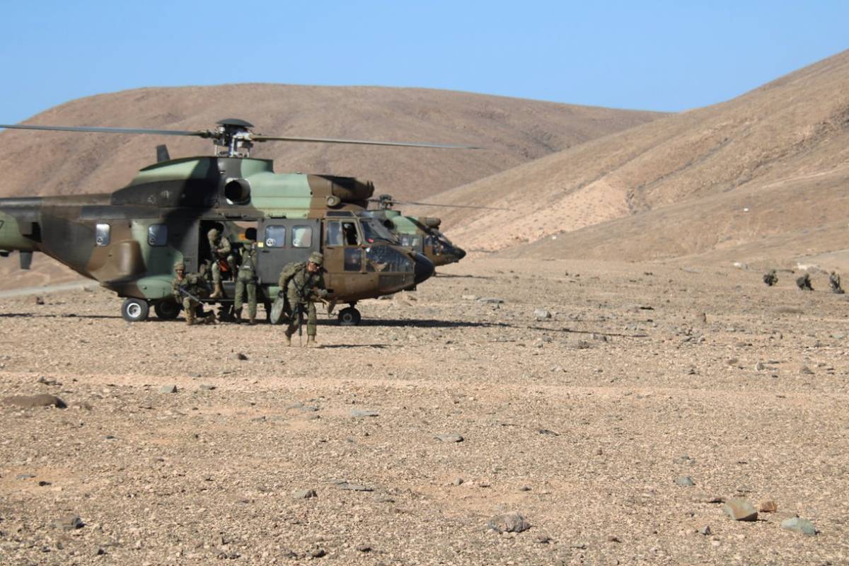 Infantes del “Soria” nº 9 bajando de helicópteros AS332B1 “Súper Puma”. (foto MCANA) Infantes del “Soria” nº 9 bajando de helicópteros AS332B1 “Súper Puma”. (foto MCANA)
