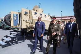 El Ministro de Defensa de Kenia inspecciona los vehculos blindados Crocodile de fabricacin egipcia.