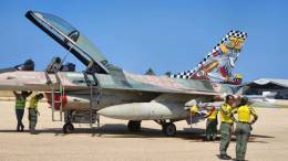 Caza polivalente Lockheed Martin F-16B Fighting Falcon Block 15 del Grupo Areo de Caza N16 Dragones armado con misiles aire-aire  AIM-9P3 Sidewinder y Rafael Phyton IV. (Foto: Aviacin Militar Bolivariana)