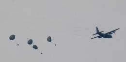 Un avi�n militar jordano lanza ayuda humanitaria sobre Rafah, en el cielo del sur de la Franja de Gaza (foto AFP)