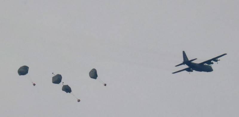 Un avión militar jordano lanza ayuda humanitaria sobre Rafah, en el cielo del sur de la Franja de Gaza (foto AFP) Un avión militar jordano lanza ayuda humanitaria sobre Rafah, en el cielo del sur de la Franja de Gaza (foto AFP)