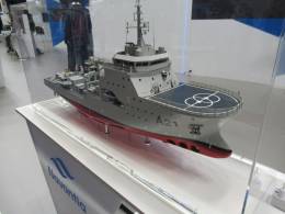 Vista de proa del BAM-IS, tras el bulbo se proa se aprecian los tres propulsores transversales de tipo VIT del sistema de posicionamiento dinmico (autor)