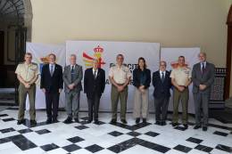 Los embajadores Marca Ejrcito junto al jefe del Mando de Canarias, teniente general Julio Salom, el jefe de la Brigada Canarias XVI, Ricardo Esteban y el coronel de la 5 SUIGE, Ignacio Jos Boudet.