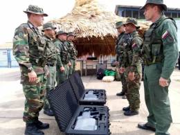 Entrega dos rifles drone jammer al Comandante de la Brigada de Defensa Area N49 Guayana. (Foto: CODAI)