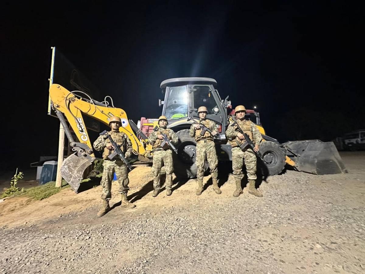 Personal del Regimiento Polica Militar del Ejrcito de Chile custodiando maquinaria en Quilpu.