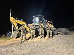Personal del Regimiento Polica Militar del Ejrcito de Chile custodiando maquinaria en Quilpu.
