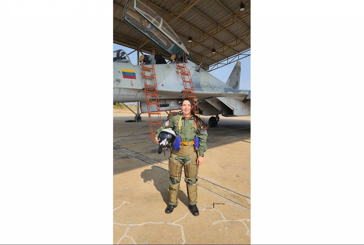 Capitán (AMB) Cindi Caraballo Jaramillo frente a un caza Sukhoi 30Mk2 del GAC N°13 "Libertador Simón Bolívar". (Foto: AMB) Capitán (AMB) Cindi Caraballo Jaramillo frente a un caza Sukhoi 30Mk2 del GAC N°13 "Libertador Simón Bolívar". (Foto: AMB)