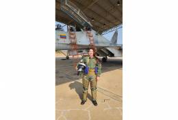 Capitn (AMB) Cindi Caraballo Jaramillo frente a un caza Sukhoi 30Mk2 del GAC N13 "Libertador Simn Bolvar". (Foto: AMB)