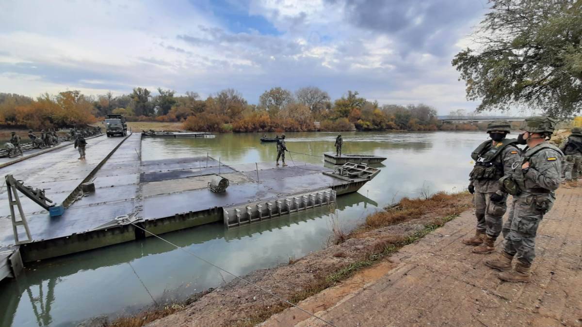 El RPEI nº12 dispone de material con el que establecer tanto puentes flotantes como pontones móviles con los que mover equipo en cursos de agua. (Ejército de Tierra) El RPEI nº12 dispone de material con el que establecer tanto puentes flotantes como pontones móviles con los que mover equipo en cursos de agua. (Ejército de Tierra)