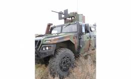 Los blindados compactos del tipo VAMTAC ST5 suelen incluir torretas en las que el operador queda bastante expuesto al fuego adversario (foto Octavio Dez Cmara).