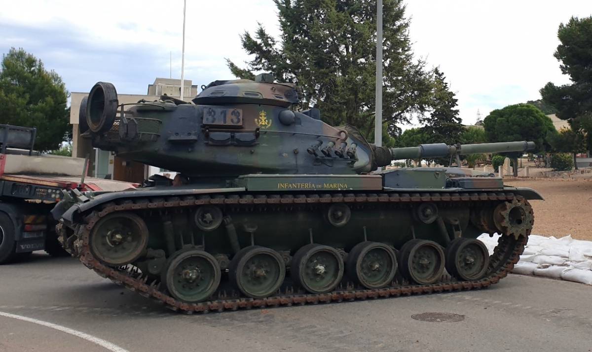 El carro de combate M-60A3 expuesto en las cercanas del edificio de mando de la EIMGAF. (Foto Armada)
